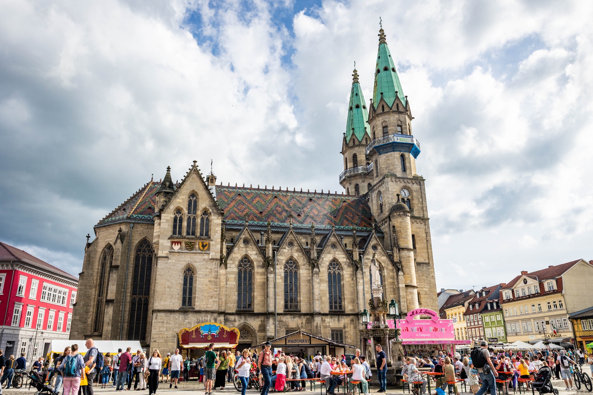 Belebte Innenstadt von Meiningen mit historischen Fassaden im warmen Abendlicht